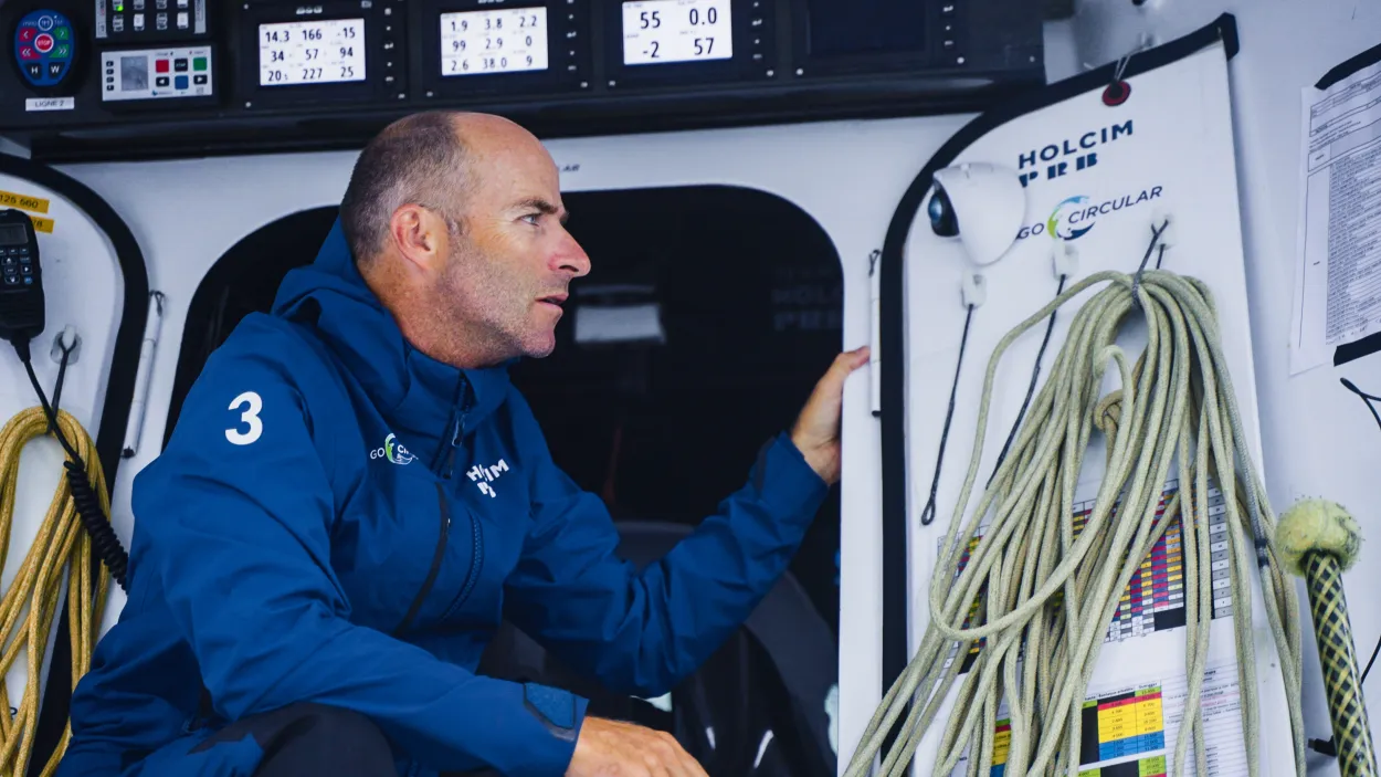 nicolas_lunven_inside_boat_vendee_globe_southern_ocean_2.jpg